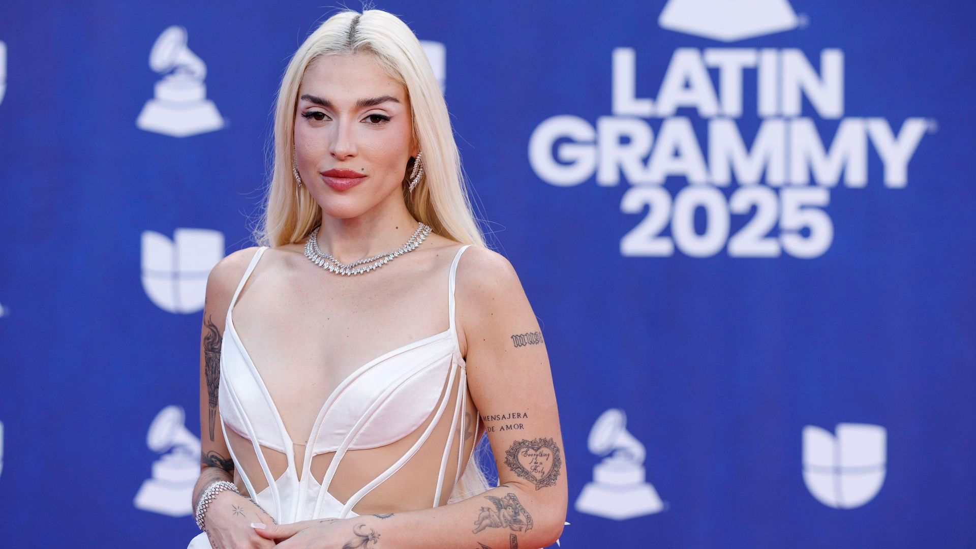 Elena Rose en la alfombra roja de los Latin Grammy 2025
