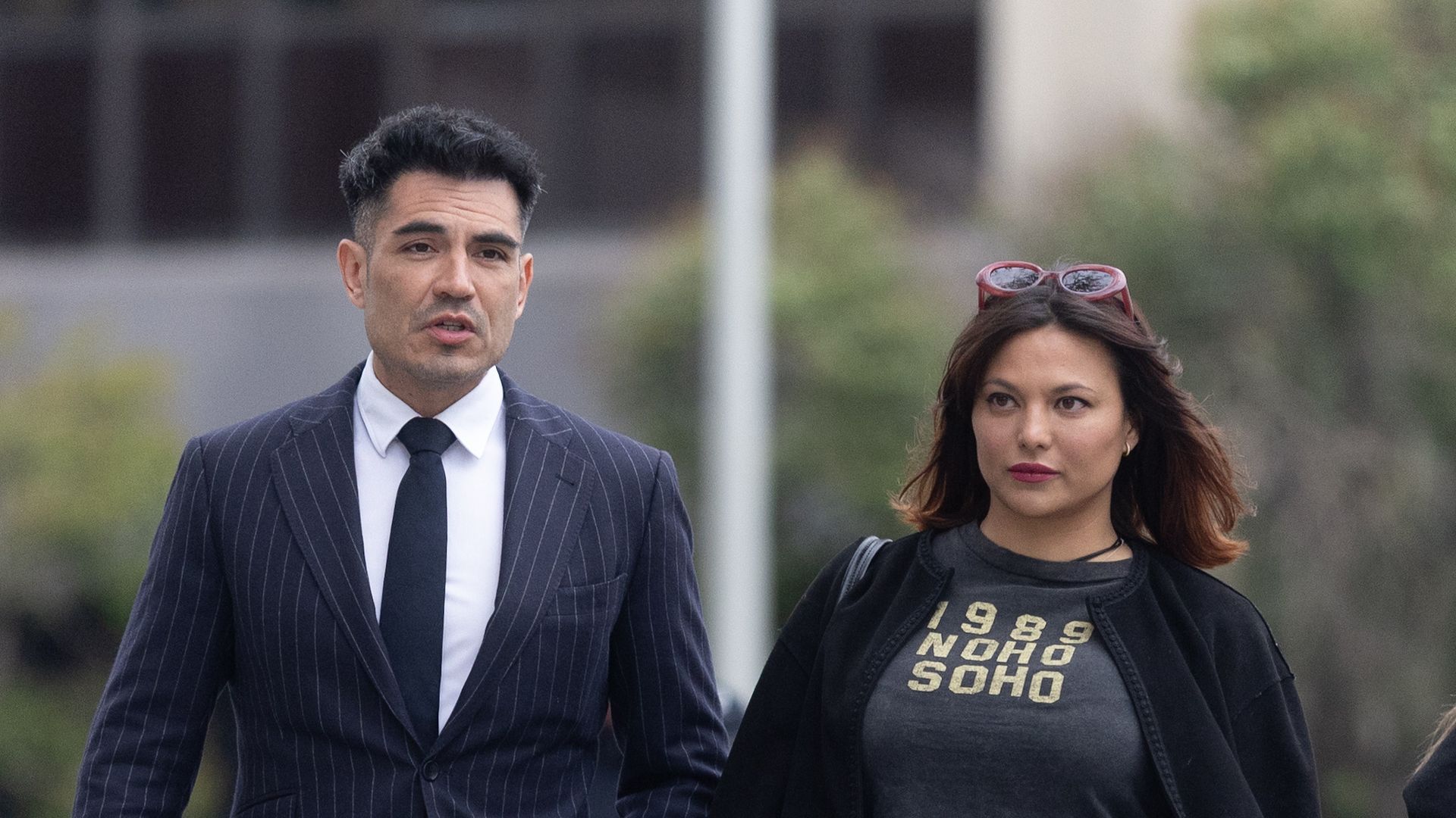 EuropaPress_6639010_actriz_elisa_mouliaa_junto_abogado_alfredo_arrien_llegan_juzgados_plaza