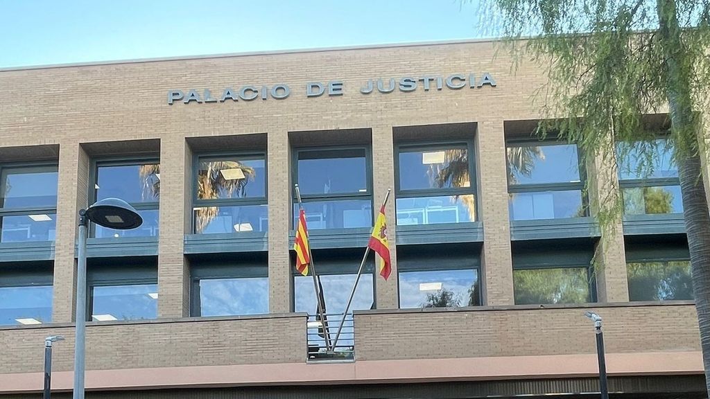 EuropaPress_6927808_miembros_associacio_victimes_mortals_dana_29_o_concentran_juzgado_catarroja