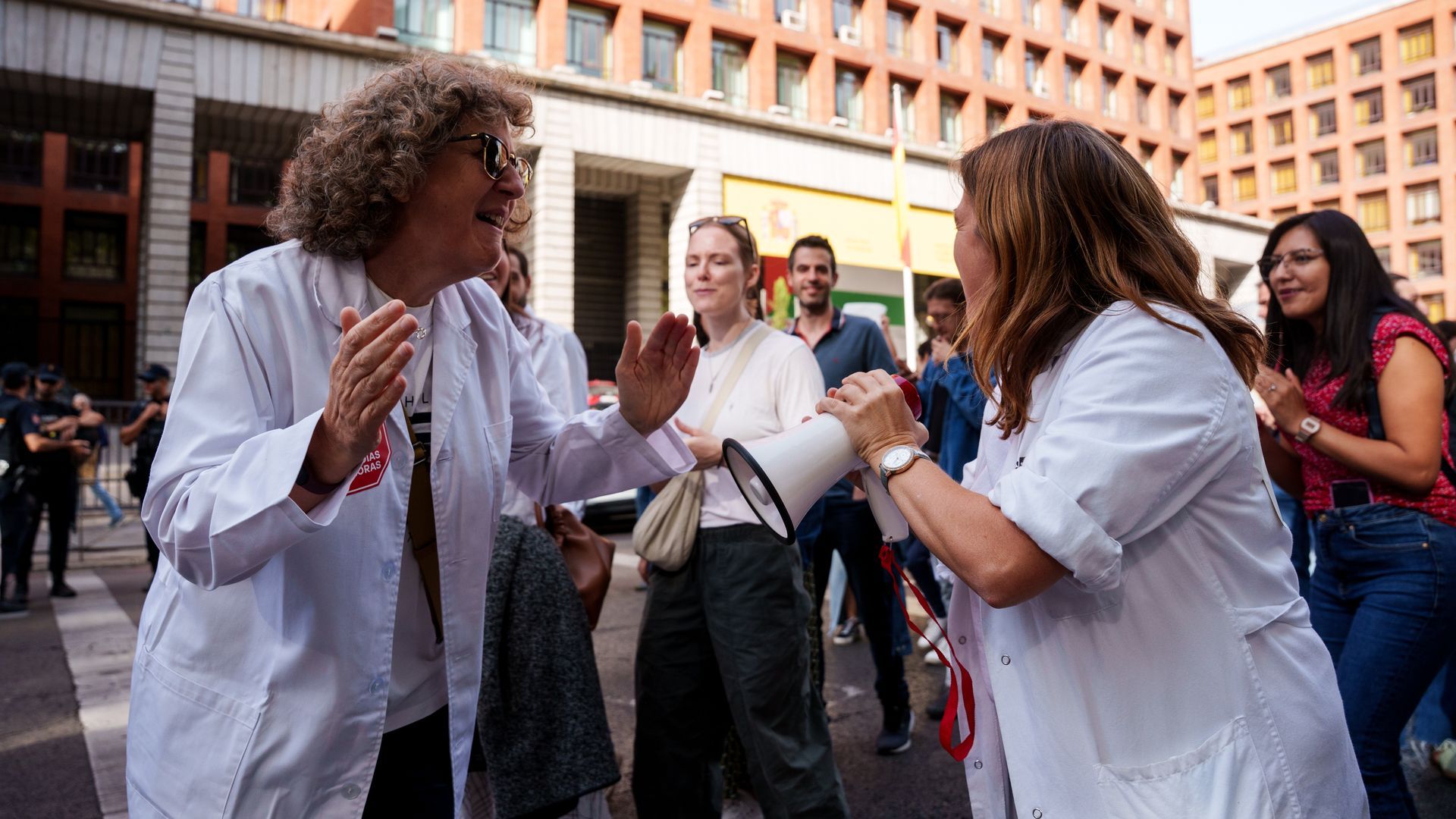 EuropaPress_6999844_sanitarios_manifestacion_motivo_huelga_medicos_contra_nuevo_estatuto_marco