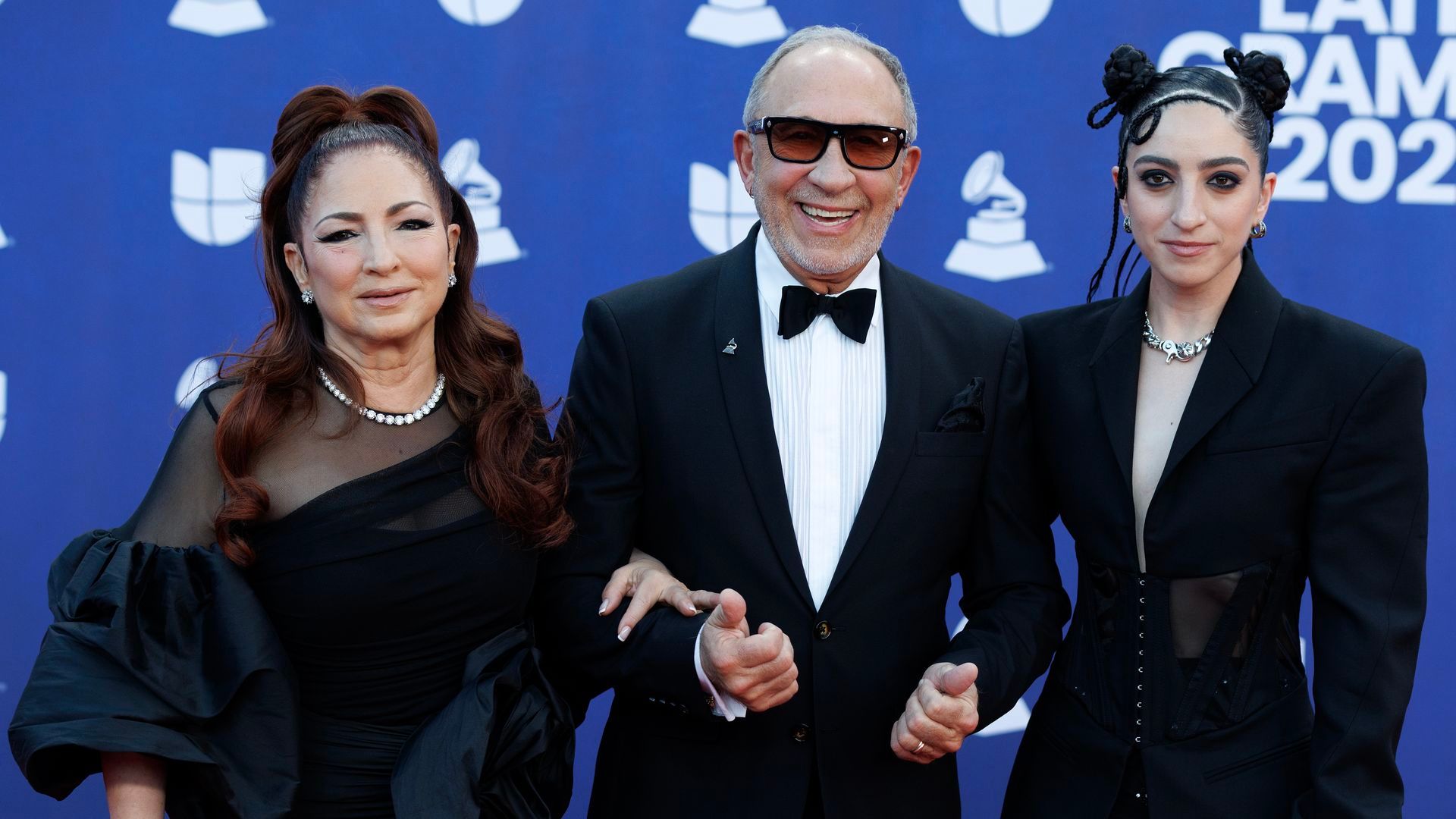 Gloria, Emilio y EMily Estefan en la alfombra roja de los Latin Grammy 2025