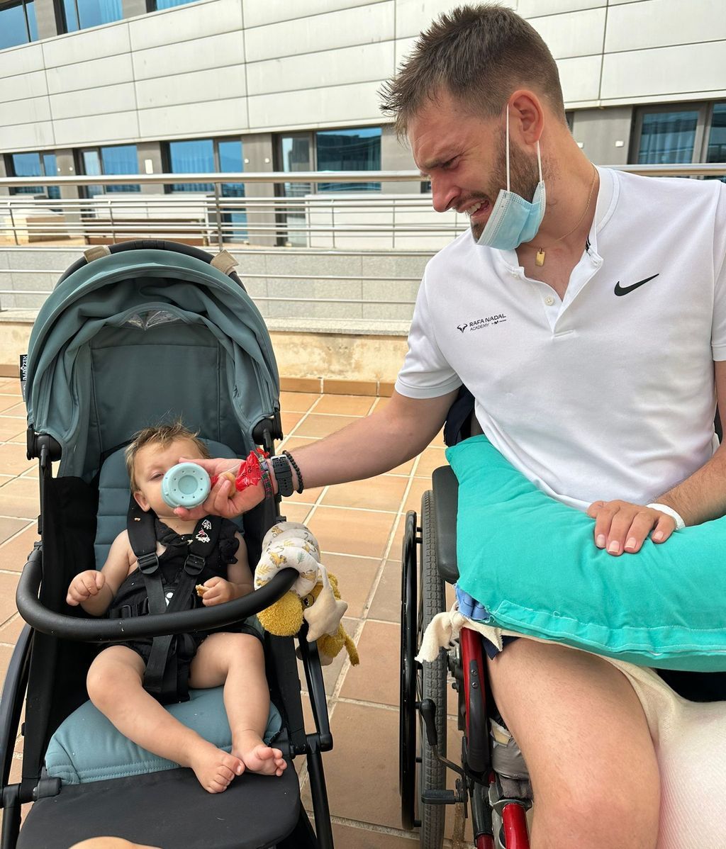 Josep da el biberón a su hijo Jan.