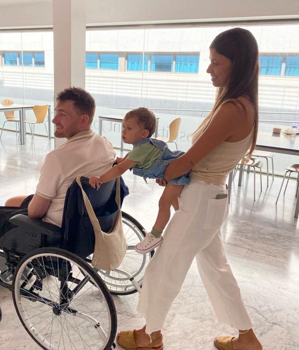 Josep, Montse y su hijo Jan salendo del hospital.