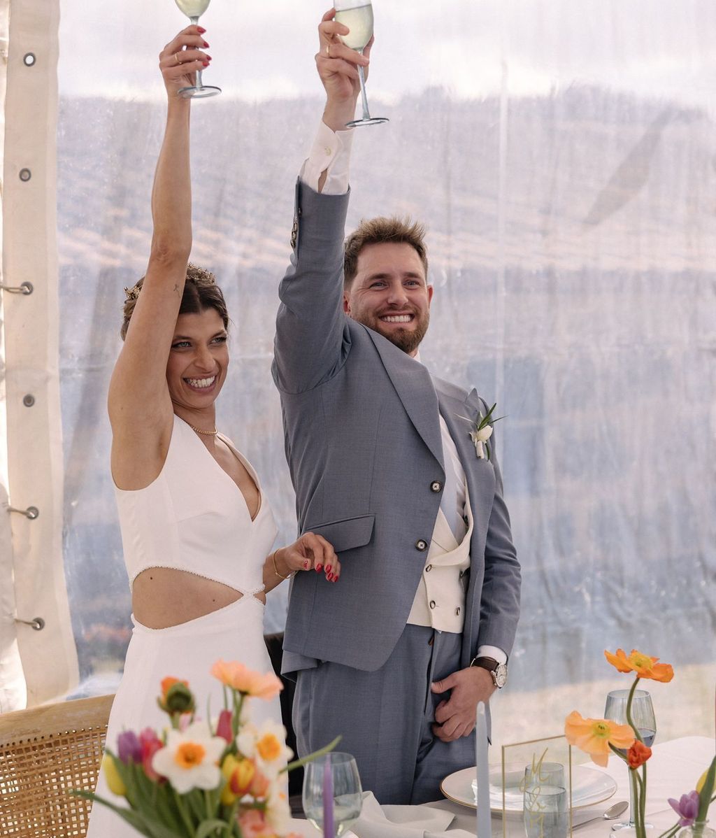 Josep y Montse sellan su amor el día de su boda.
