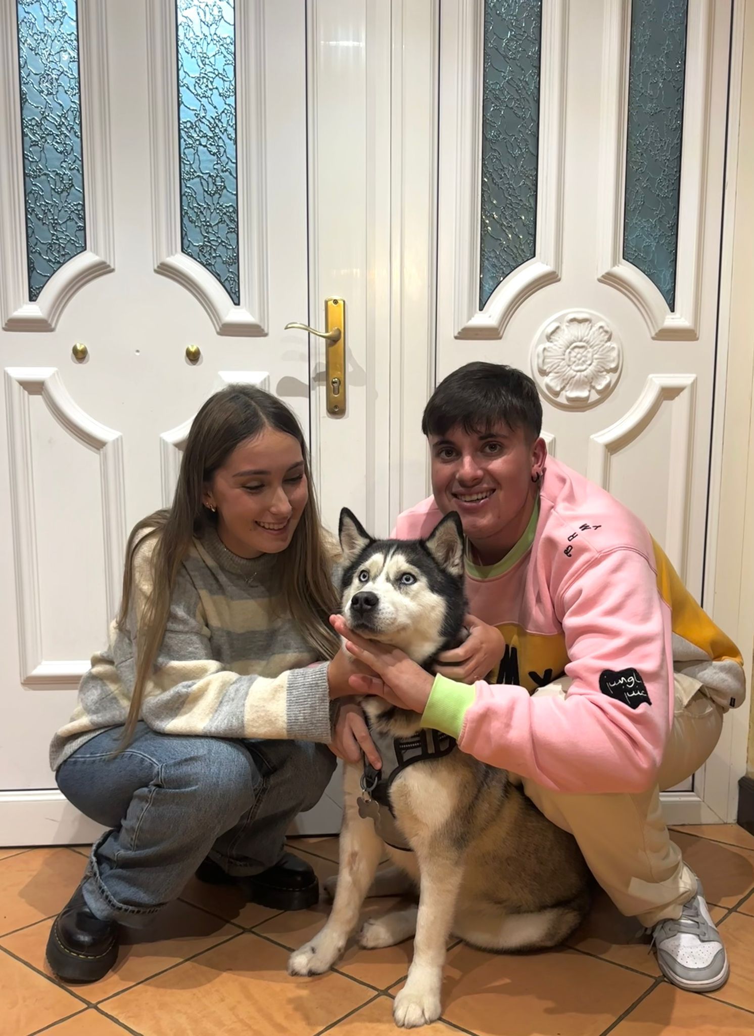 La husky Kira junto con sus dueños