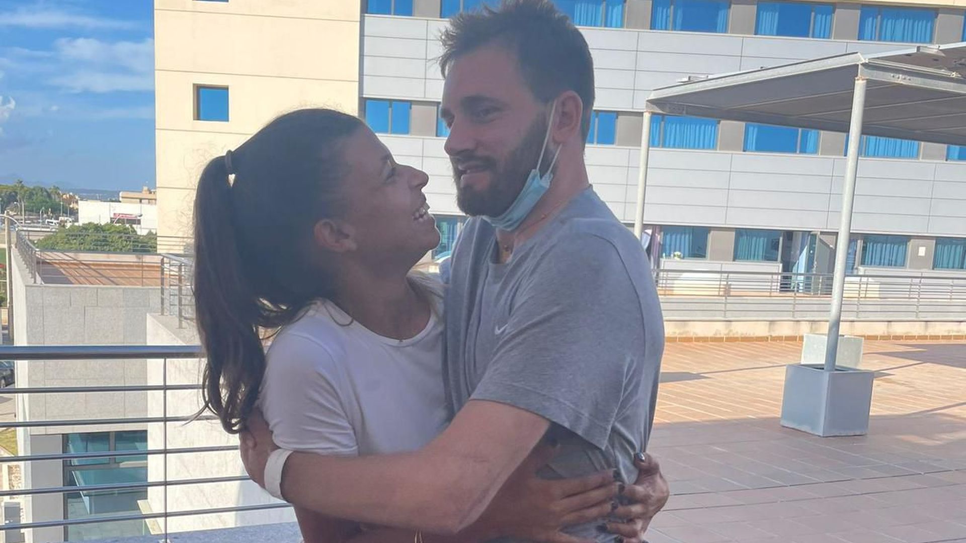 Montse ayuda a Josep a levantarse de la silla de ruedas.