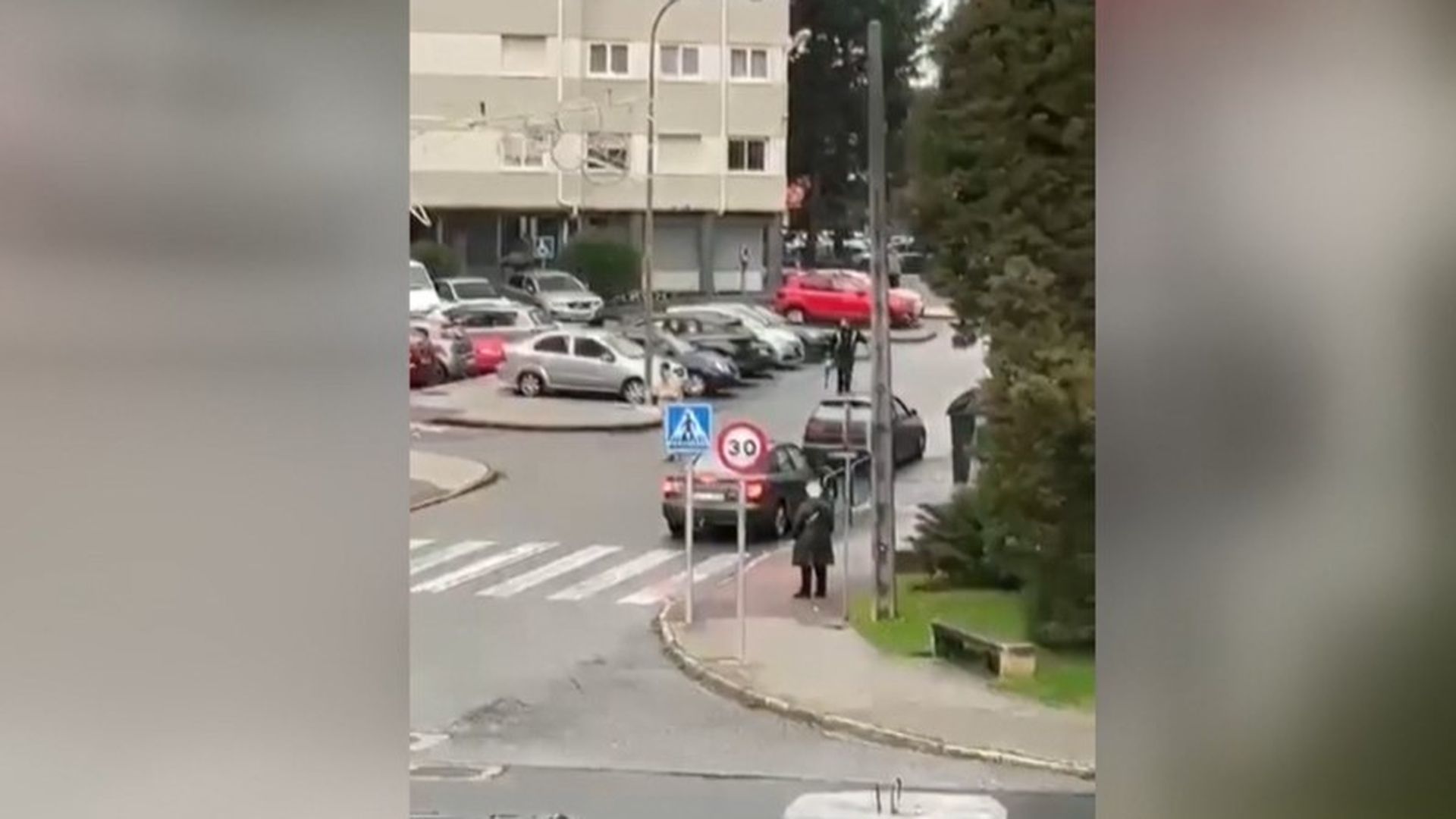 Motosierra en mano para amenazar a otro hombre en el barrio de Caranza