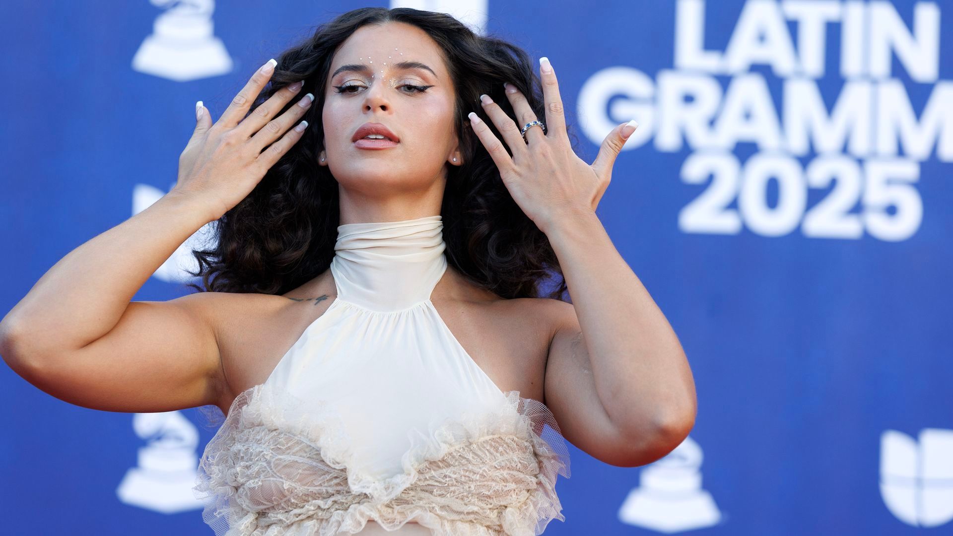 Nathy Peluso en la alfombra roja de los Latin Grammy 2025