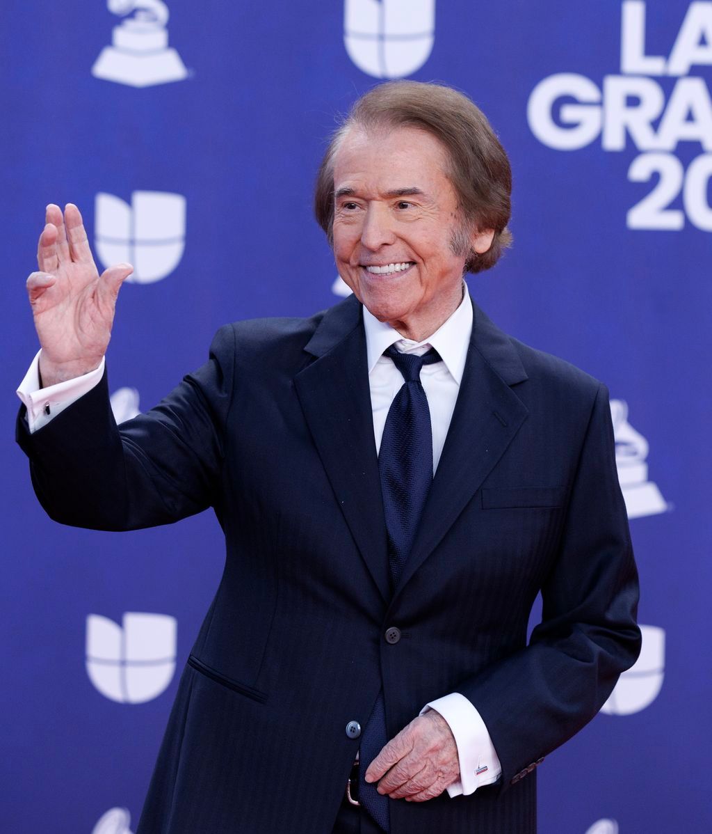 Raphael en la alfombra roja de los Latin Grammy 2025