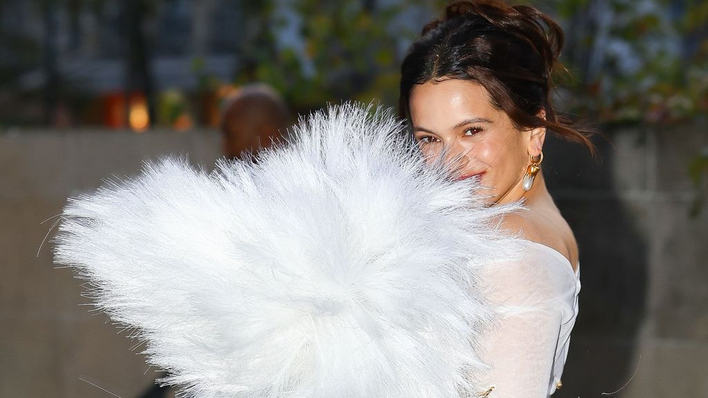 Rosalía, meses antes de estrenar 'Lux', durante la Semana de la Moda de París, vestida de blanco