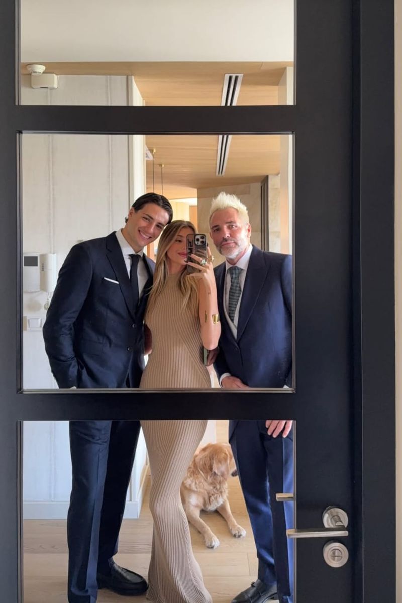 Santiago Cañizares, con su hijo Lucas y su nuera, Carla, en su boda con Noemí