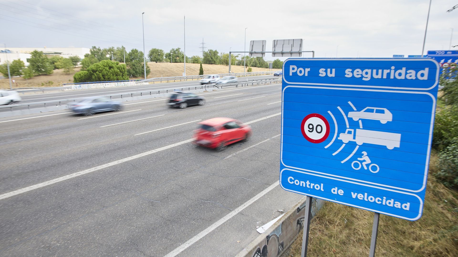 Señal de limitación de velocidad controlada por radar en una carretera española