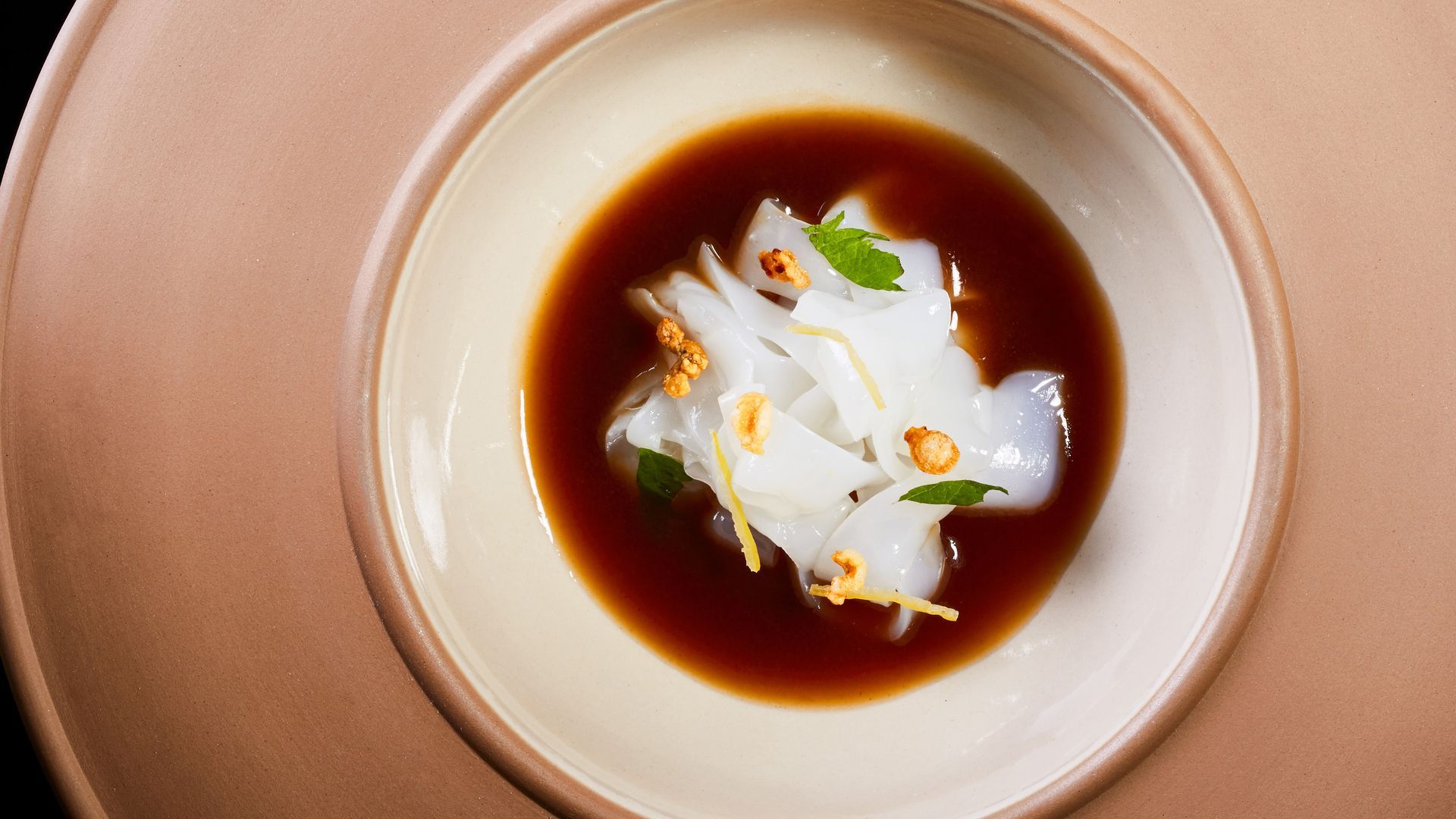 Los tallarines de calamar con un toque picante, un plato icónico de esta casa