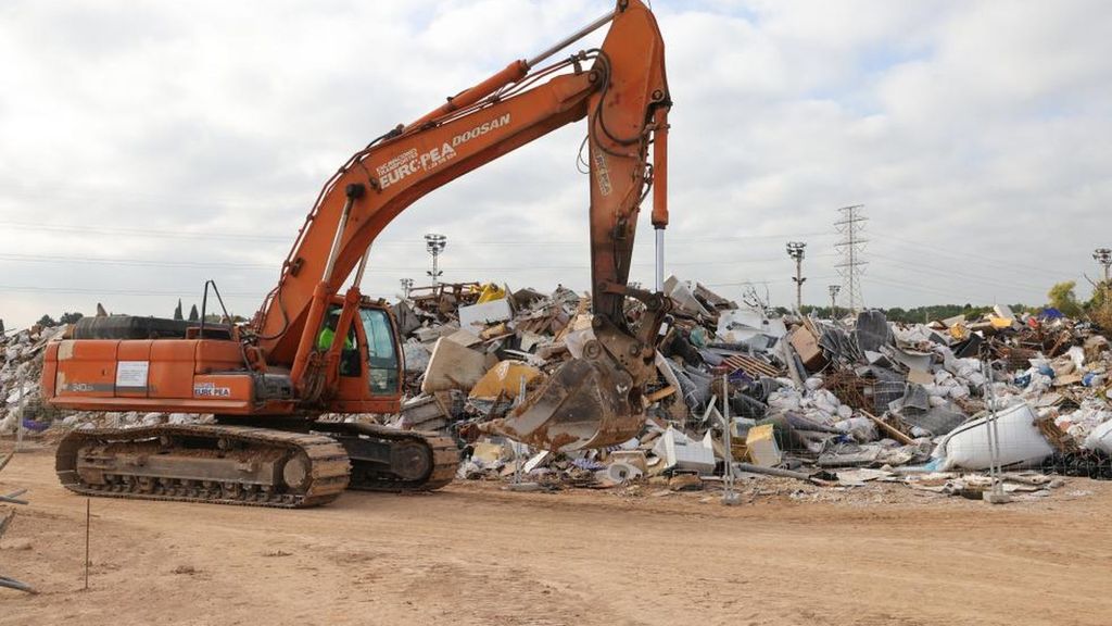 Trabajos limpieza solar en Paiporta