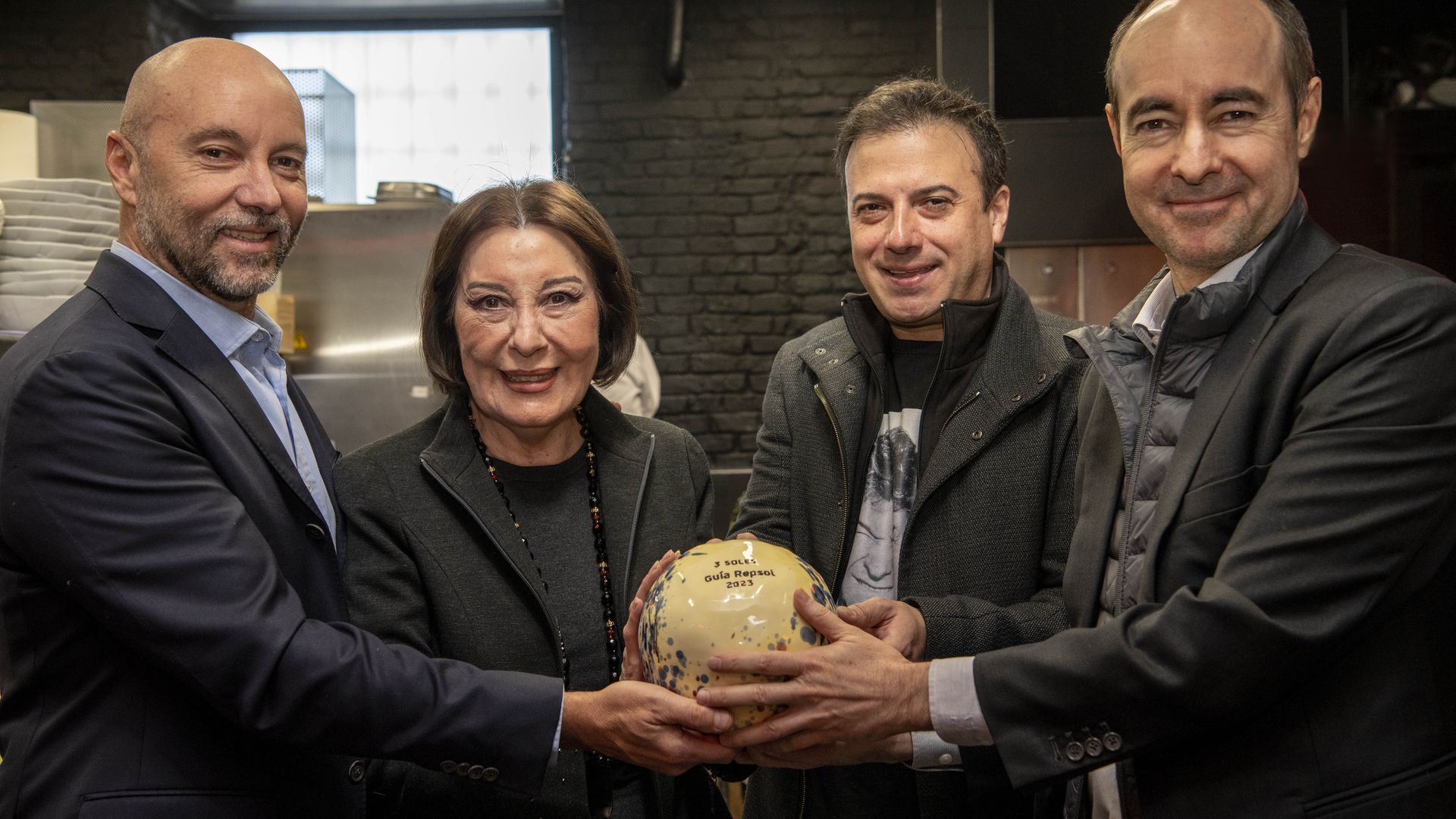 Los cuatro grandes pilares del proyecto posando con sus 3 soles Repsol