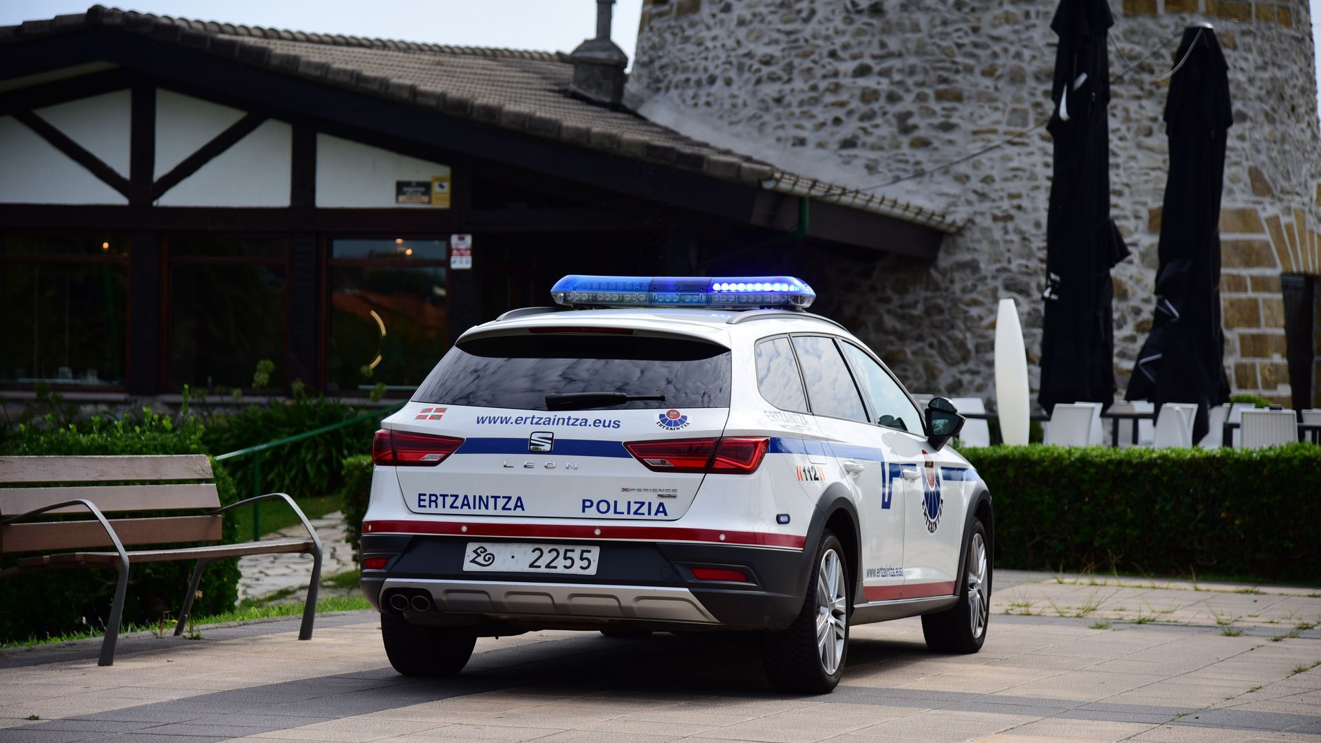 Un coche de la Ertzaintza patrulla por el municipio guipuzcoano de Ordizia