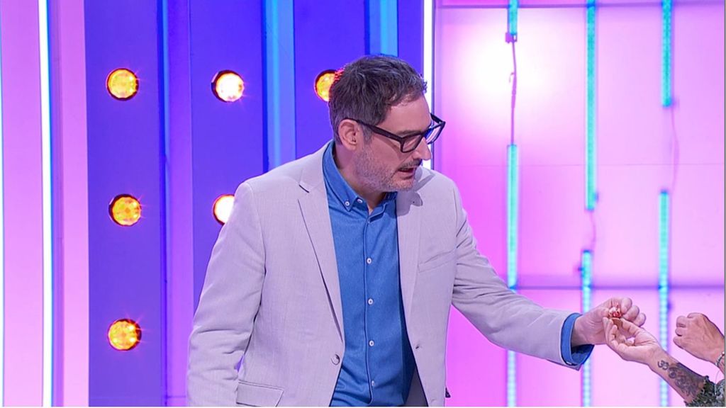 Una concursante sorprende con su amuleto a Eugeni Alemany: "Mi amiga pensaba que no me atrevería a traerlo"