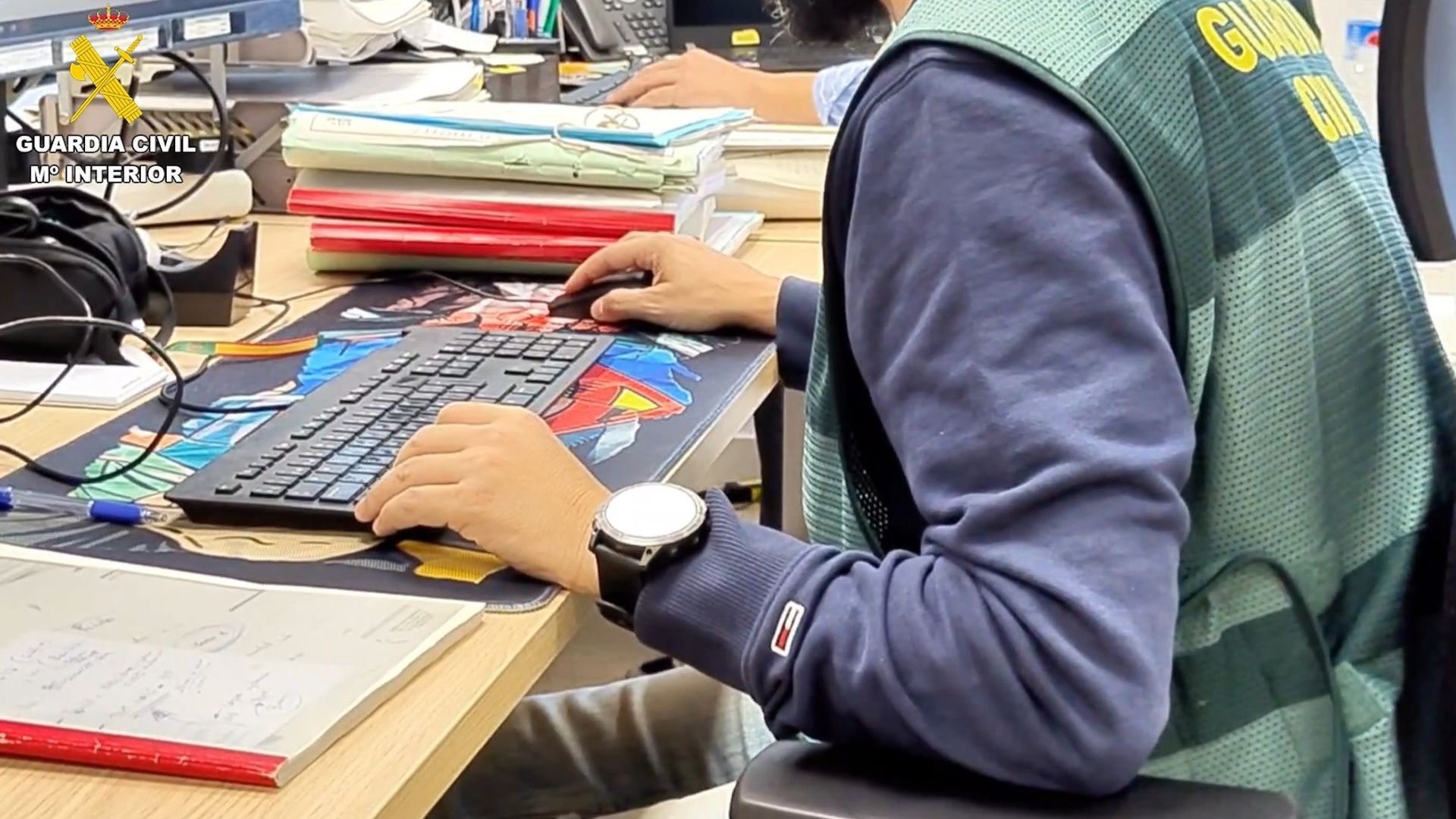 Agente trabajando con un ordenador