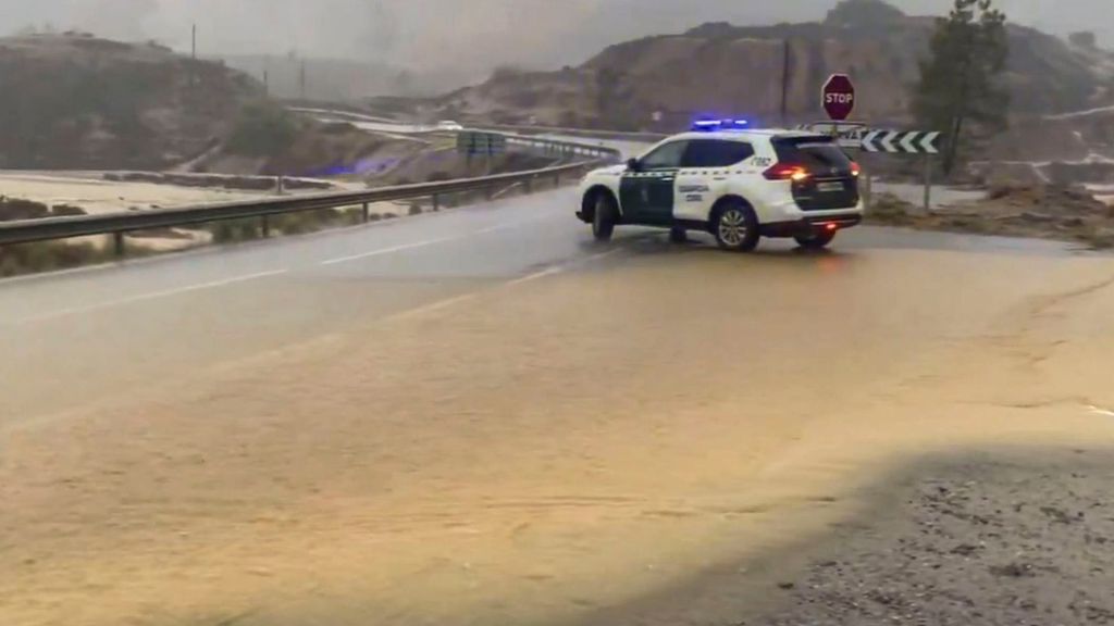 Alerta roja en Huelva por la borrasca 'Claudia', en directo: calles anegadas, tejados y árboles caídos y un barranco desbordado