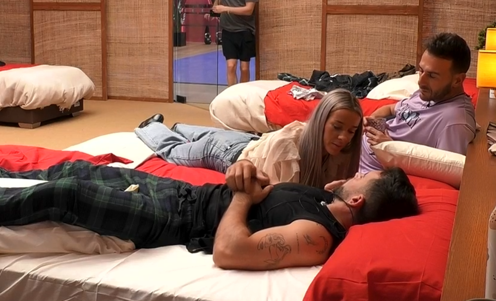 Almudena consuela a Íñigo