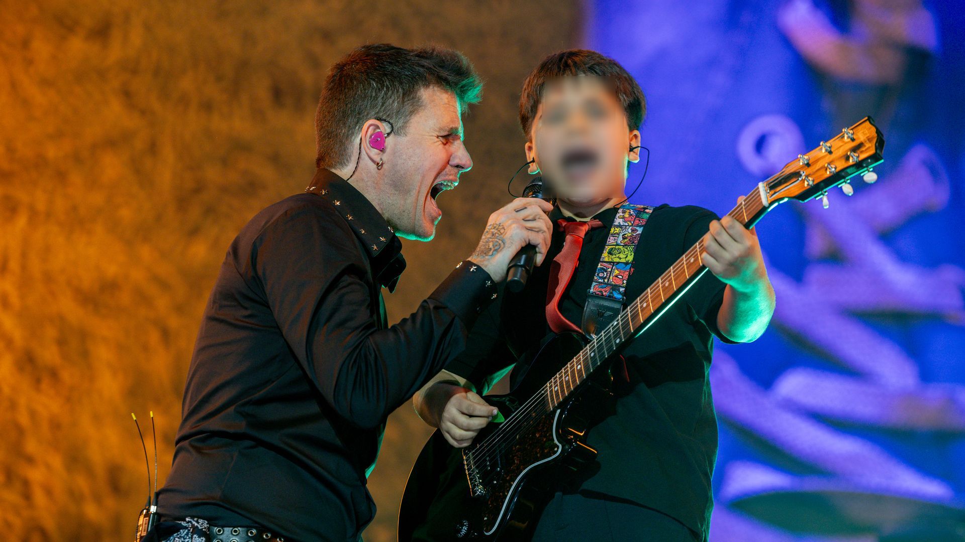 Dani Martín cantando con Oli, el hijo pequeño de Rulo