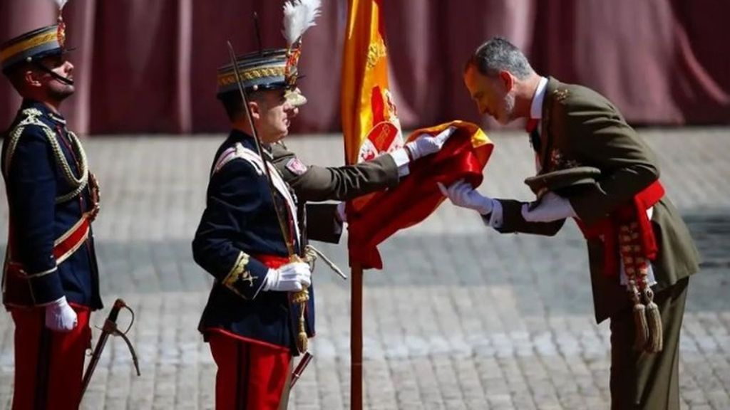Felipe VI preside los 40 años de jura de bandera de sus compañeros en la Academia Militar de Zaragoza