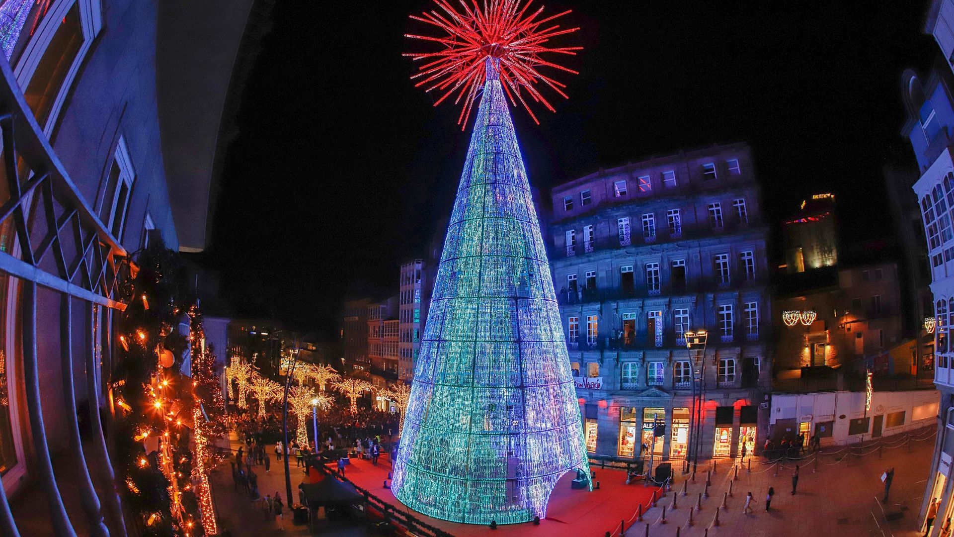 Gigantesco árbol de Navidad en Vigo