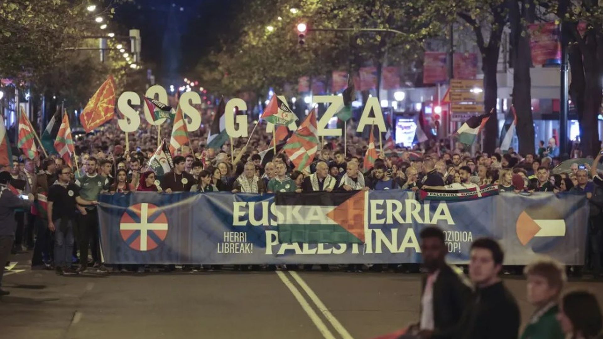 Incendian cuatro contenedores al paso de la segunda manifestación por Palestina en la Gran Vía de Bilbao