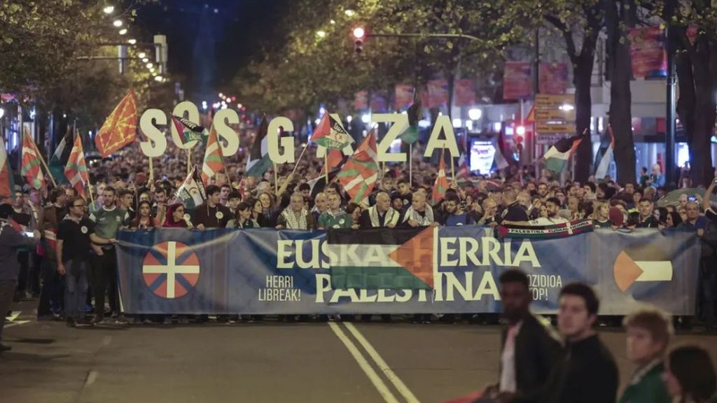Incendian cuatro contenedores al paso de la segunda manifestación por Palestina en la Gran Vía de Bilbao