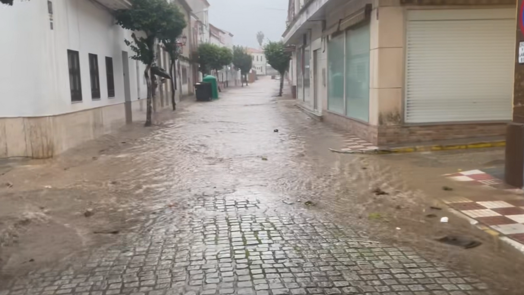Inundaciones en Nerva, Huelva, tras desbordarse el barranco de Santa María: "¡Quédense en sus casas!"