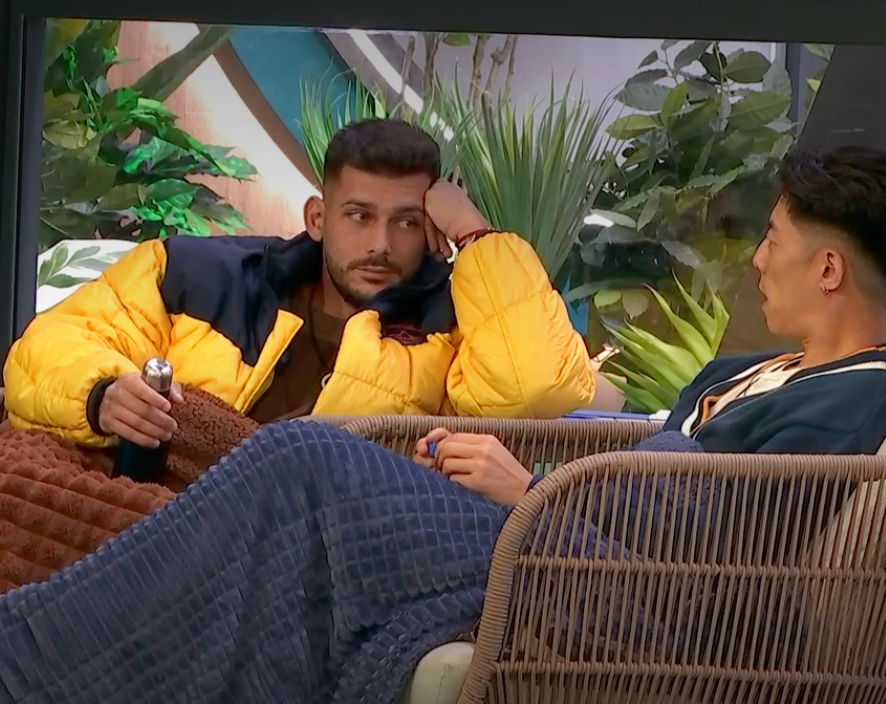 Jonay y Joon hablan en el jardín