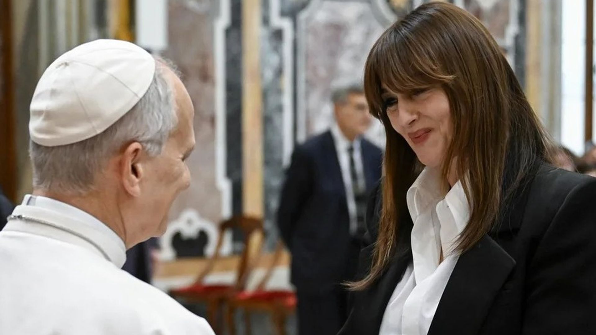 León XIV saluda a la actriz y modelo italiana Monica Belucci en el Vaticano