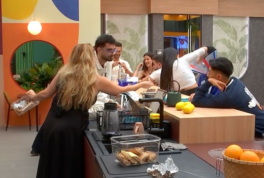 Los concursantes conversan en la cocina