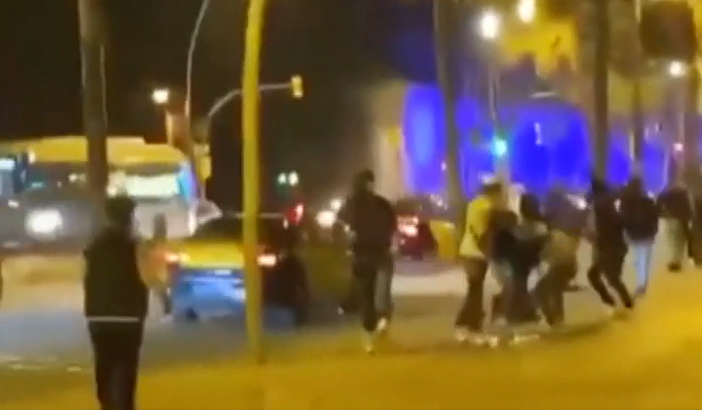 Momento de la agresión mortal frente a la discoteca