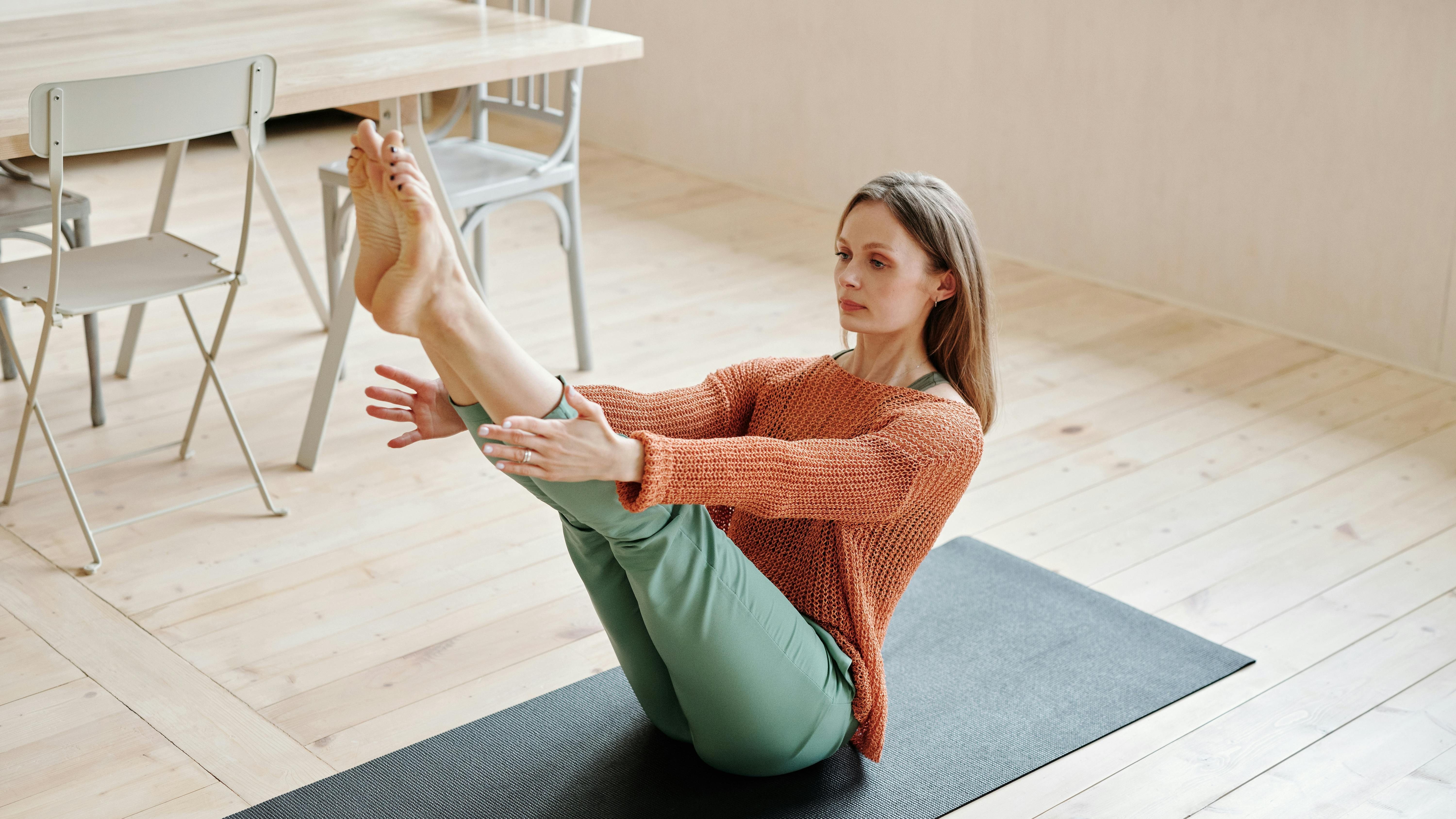 Navasana o postura del barco. FUENTE: Pexels