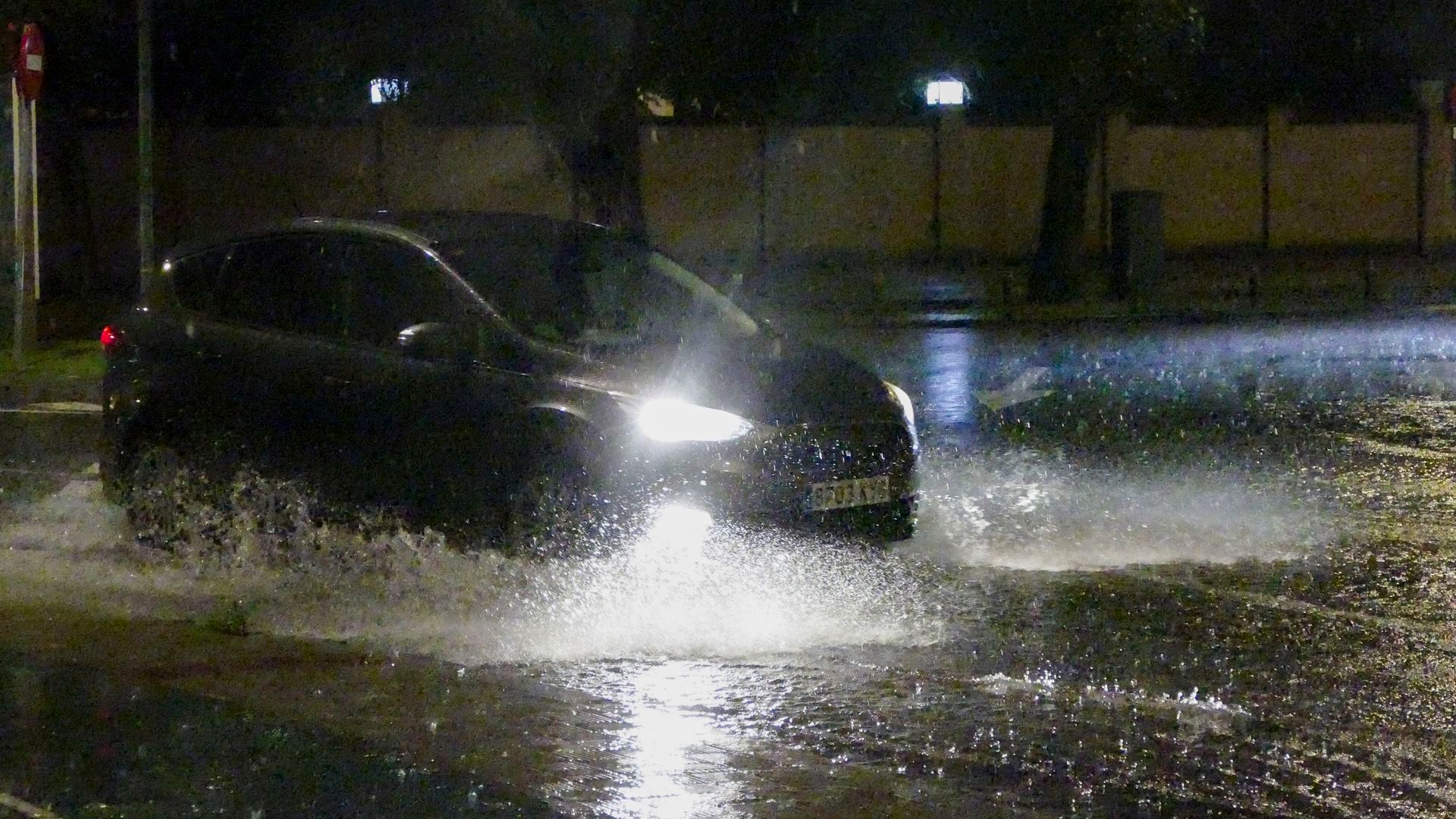 Rescatan a varios ocupantes atrapados en sus vehículos en Sevilla