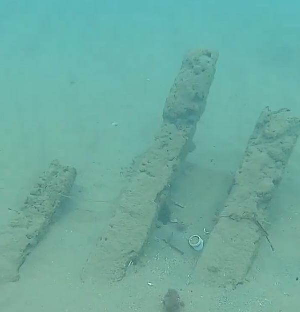 Restos de un barco hundido, que inspeccionaban los arrestados