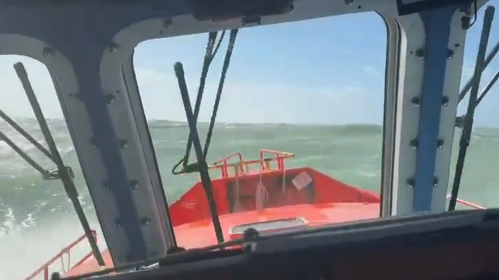 Retoman la búsqueda de tres desaparecidos de una lancha que volcó en el mar en Cádiz