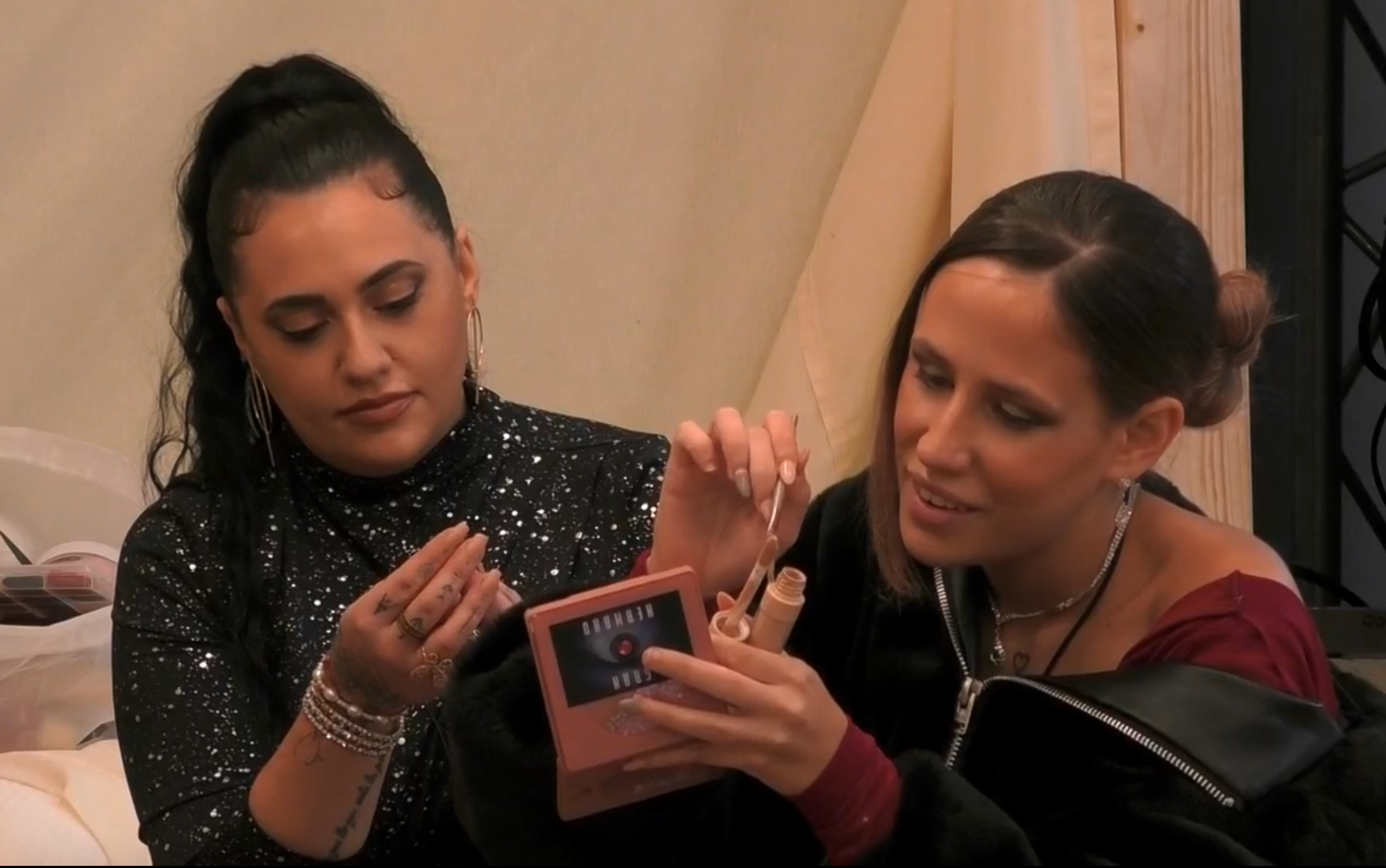 Aroa y Rocío aconsejan a Noah