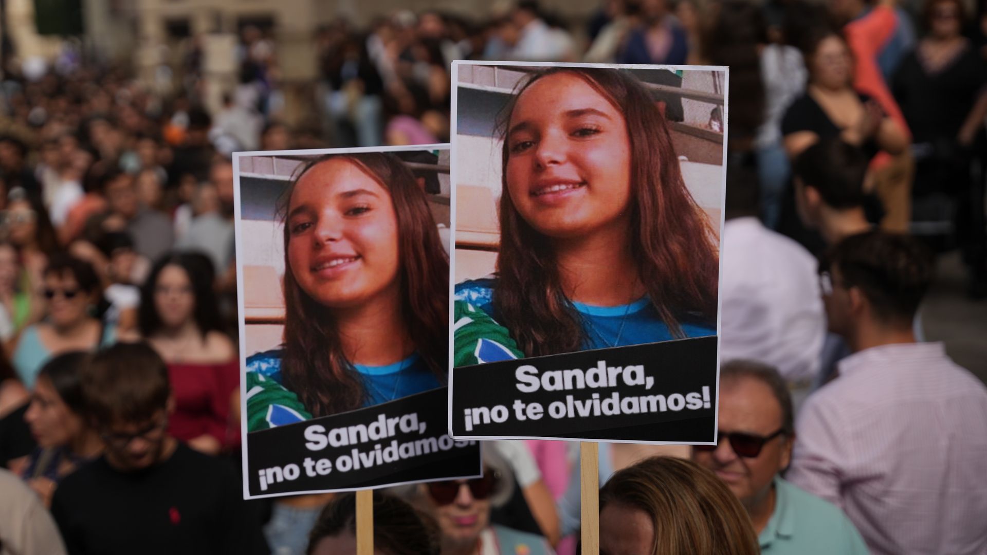Carteles de recuerdo a Sandra Peña en una manifestación contra el acoso escolar