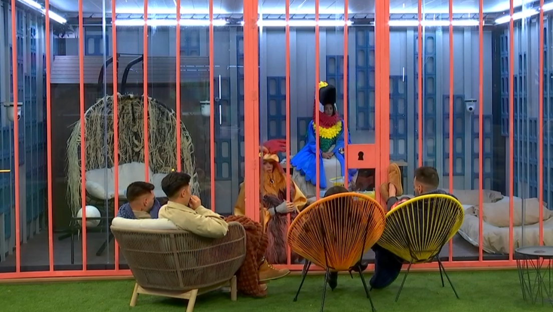 Charla en el jardín con las habitantes de la pajarera