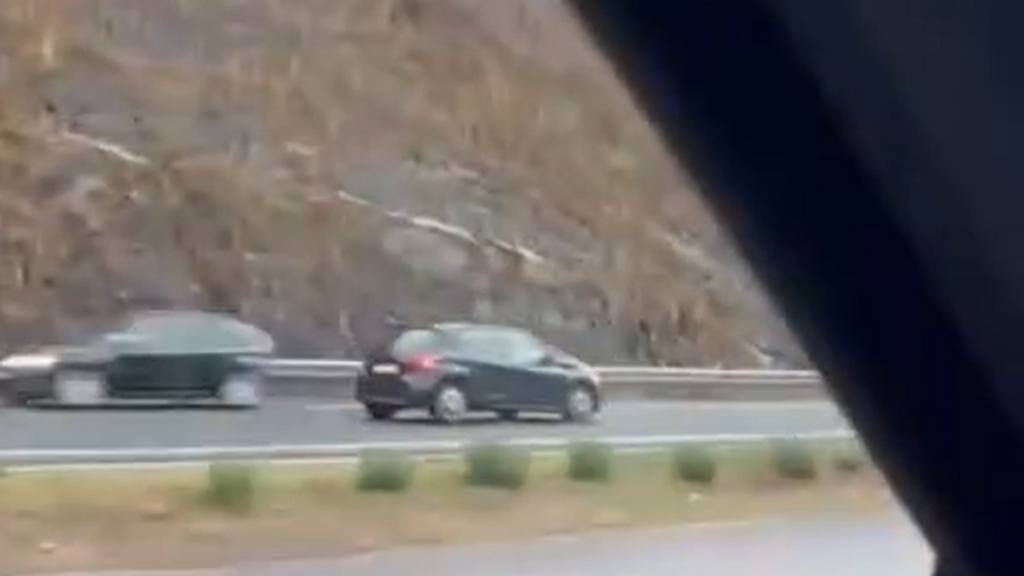 Un conductor graba el impactante choque de un vehículo kamikaze contra otro en Mijas, Málaga: hay una persona grave