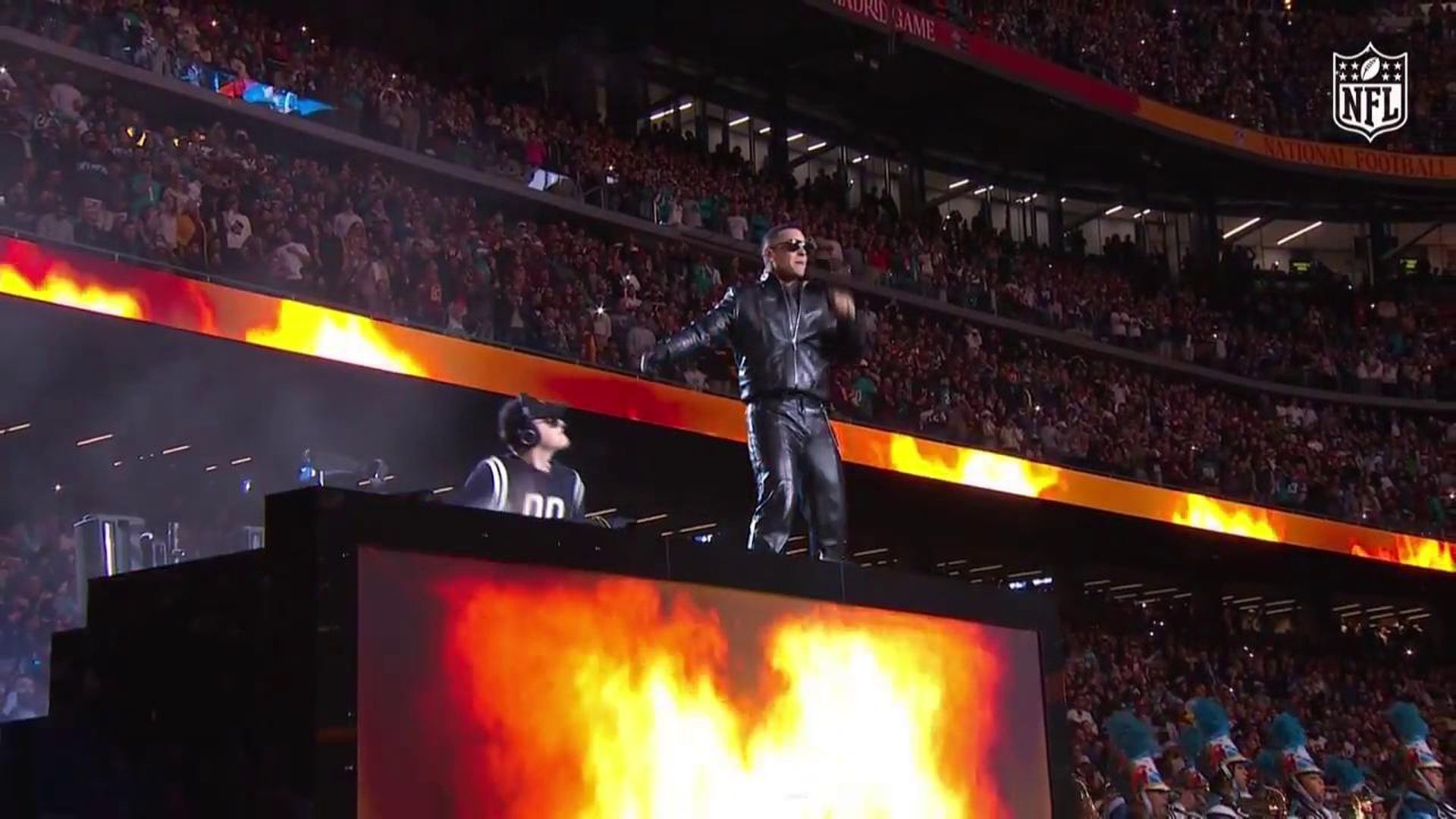 Daddy Yankee y Bizarrap actúan en el descanso del duelo de la NFL en Madrid