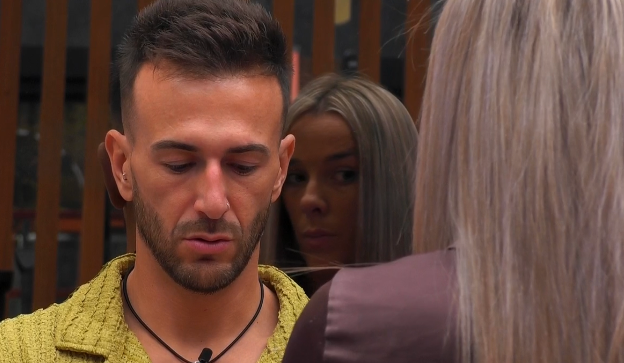 Diego habla con Almudena en el baño