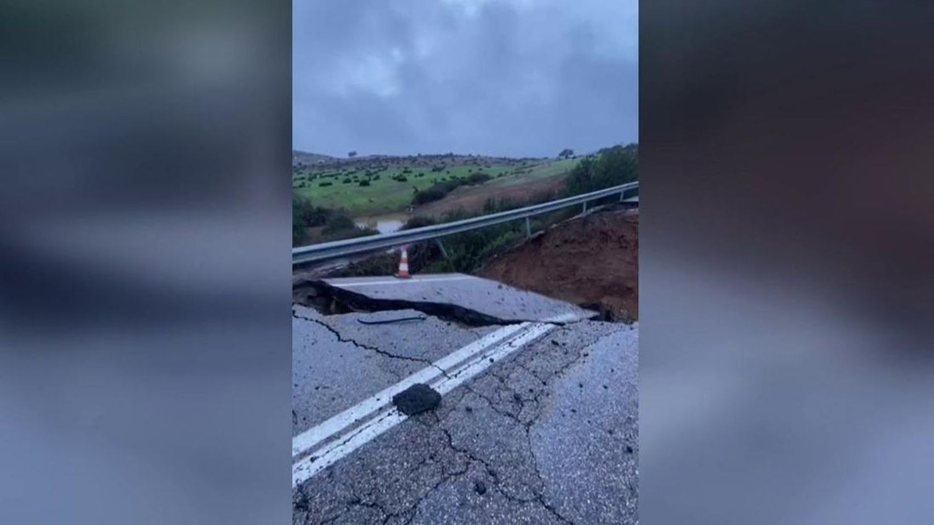 El paso de la borrasca Claudia deja hasta 1.400 incidencias en Andalucía: socavones, calles anegadas y desalojos El paso de la borrasca Claudia deja hasta 1.400 incidencias en Andalucía: socavones, calles anegadas y desalojos