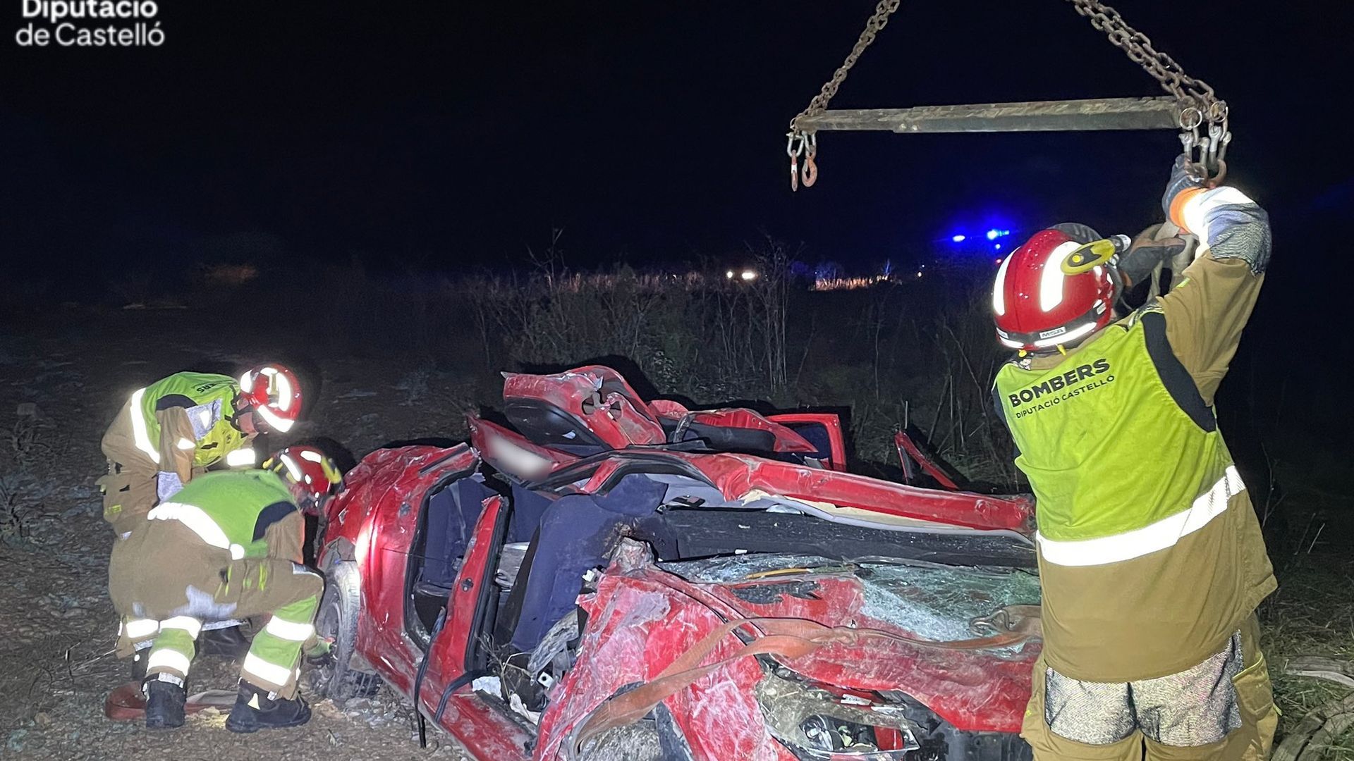 Imagen del coche que se ha precipitado al cauce seco de una rambla en el municipio castellonense de Benassal