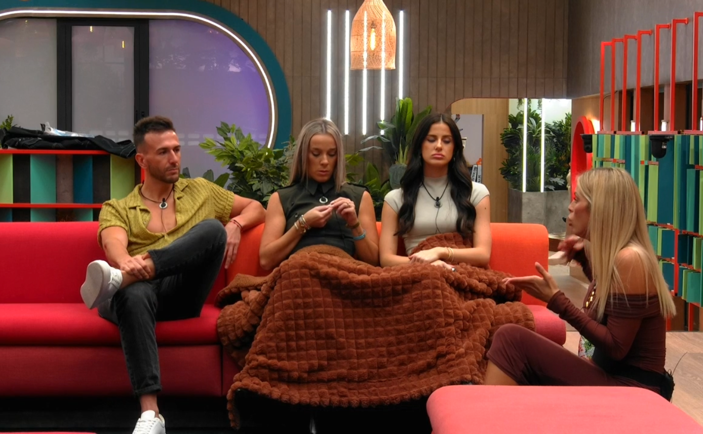 Las chicas afean la actitud de Diego