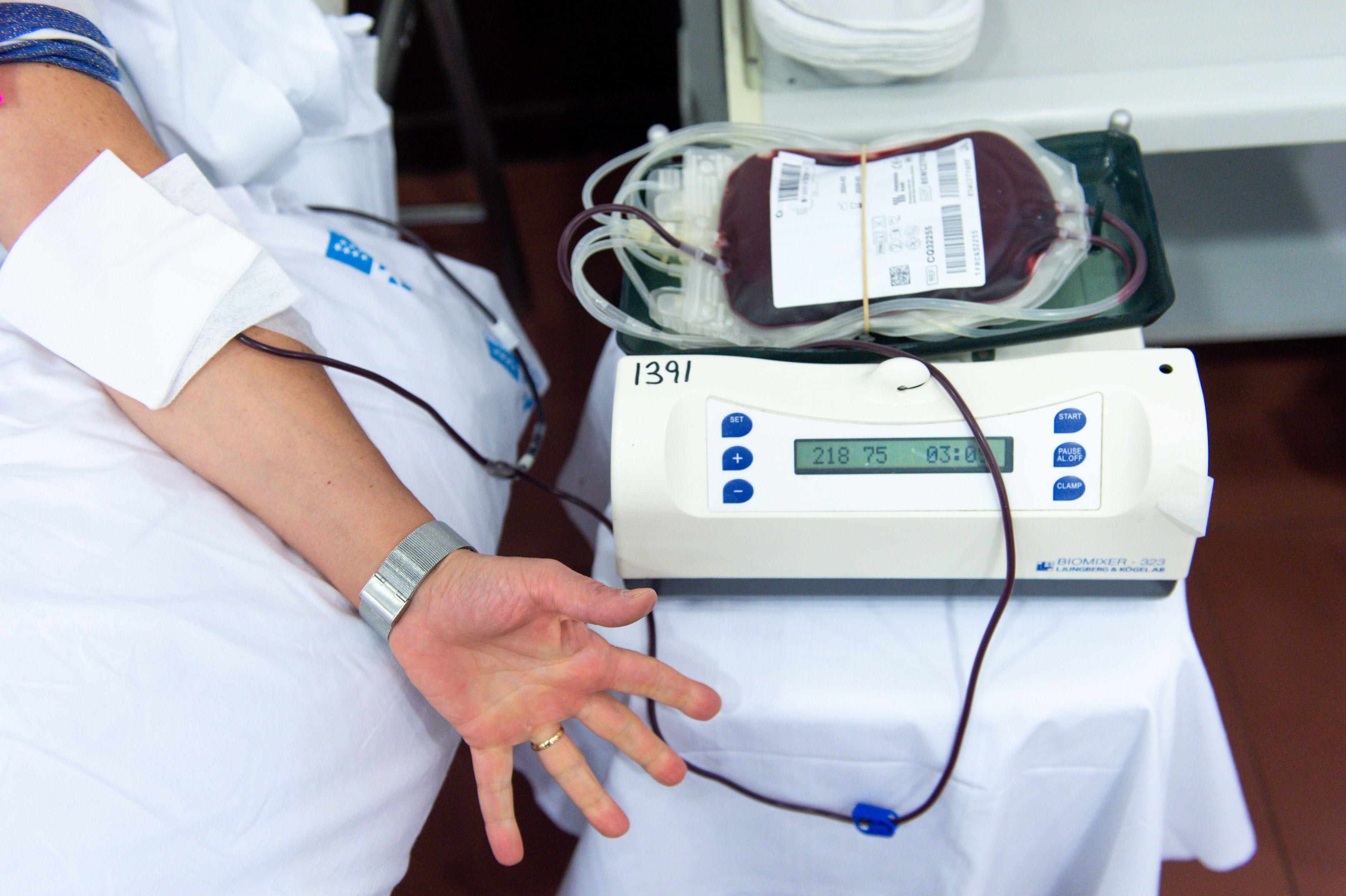 Mujer donando sangre