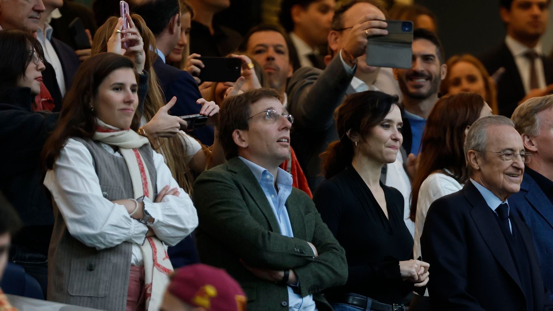 Teresa Urquijo, Almeida, Ayuso y Florentino Pérez en el partido de la NFL en Madrid