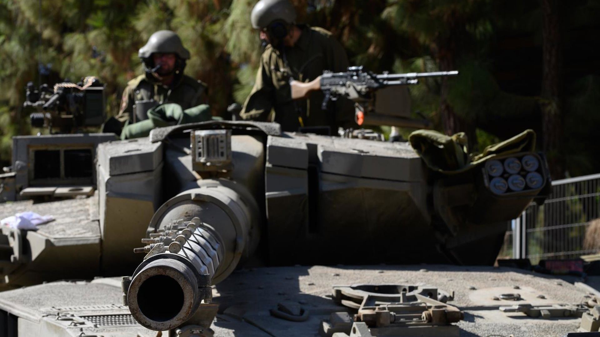 Un carro de combate israelí dispara contra 'cascos azules' de la FINUL en el sur de Líbano pese al alto al fuego